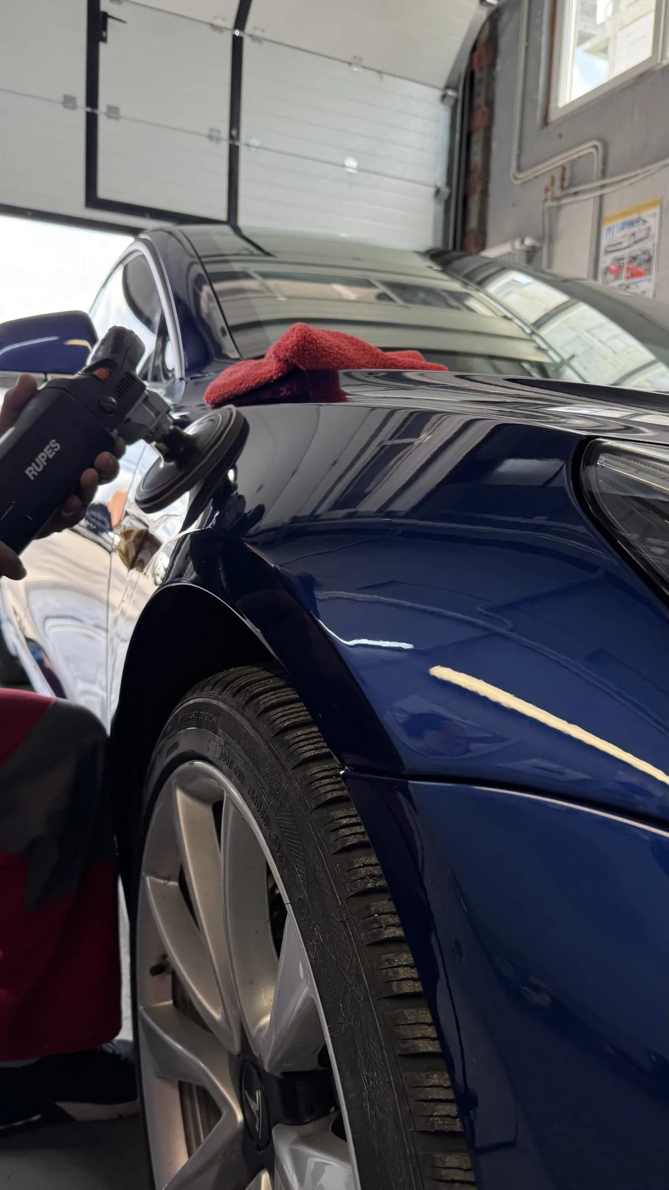 Lucrări de polish realizate manual pe caroseria unui autoturism la AutoRun