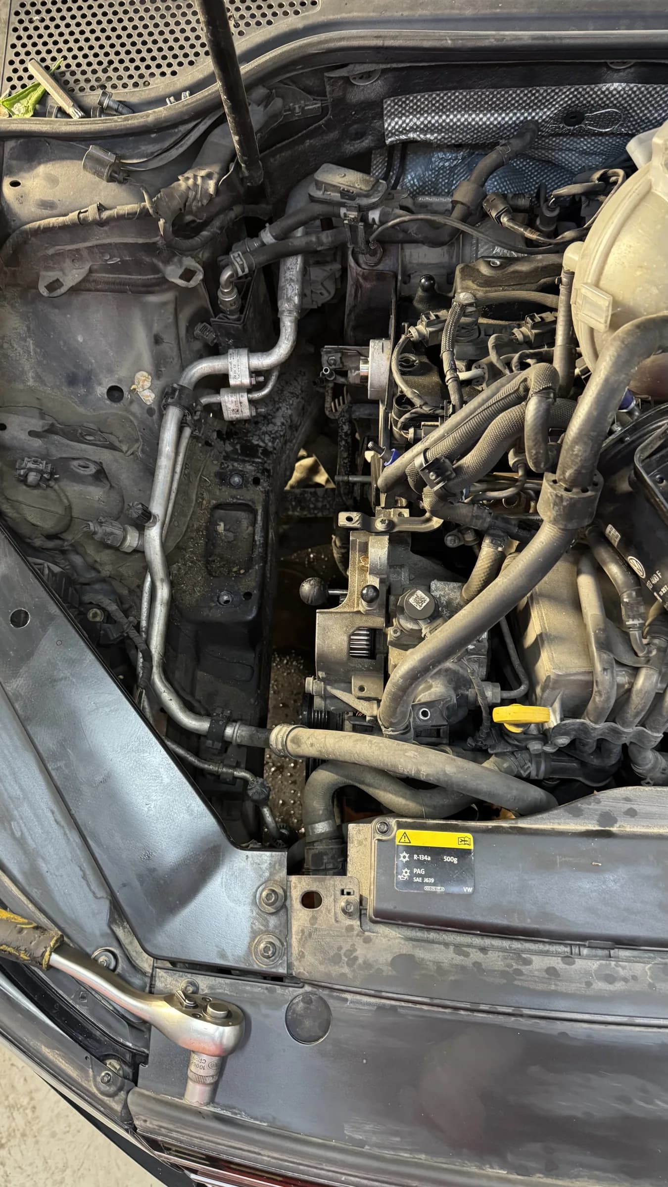 Compartiment motor în timpul lucrului în atelierul AutoRun